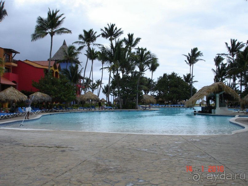 Бассейн отеля (вид 2)