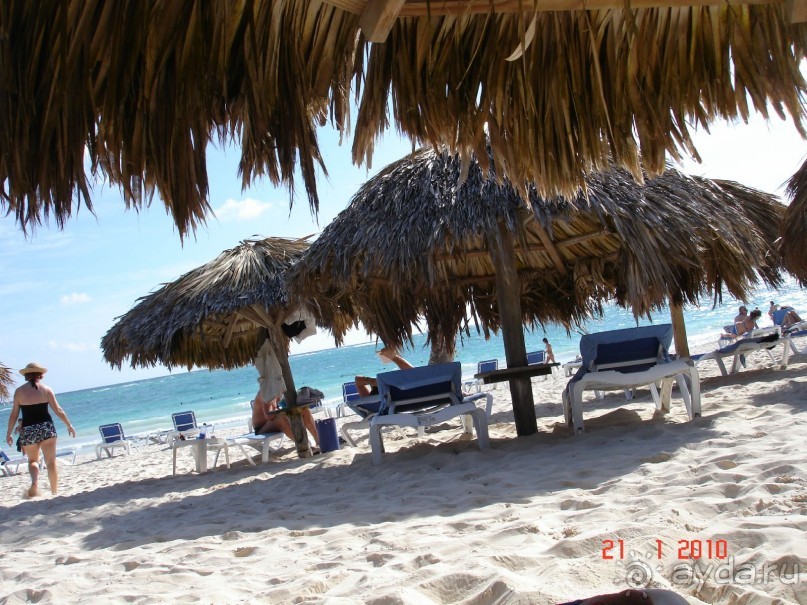 Зонтики на пляже.