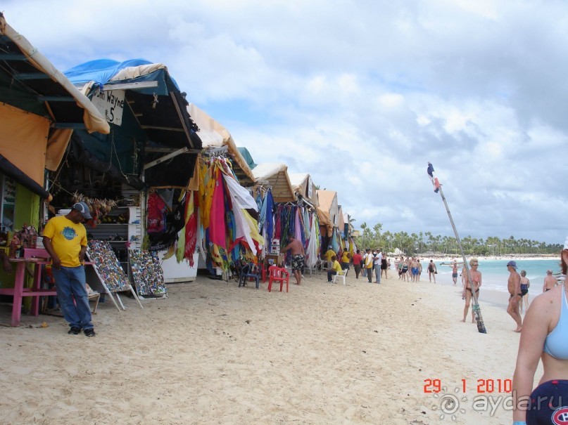 Пляжный рынок слева от пляжа отеля