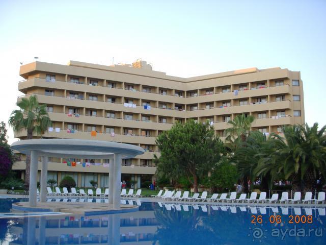 Хороший отель с красивой территорией