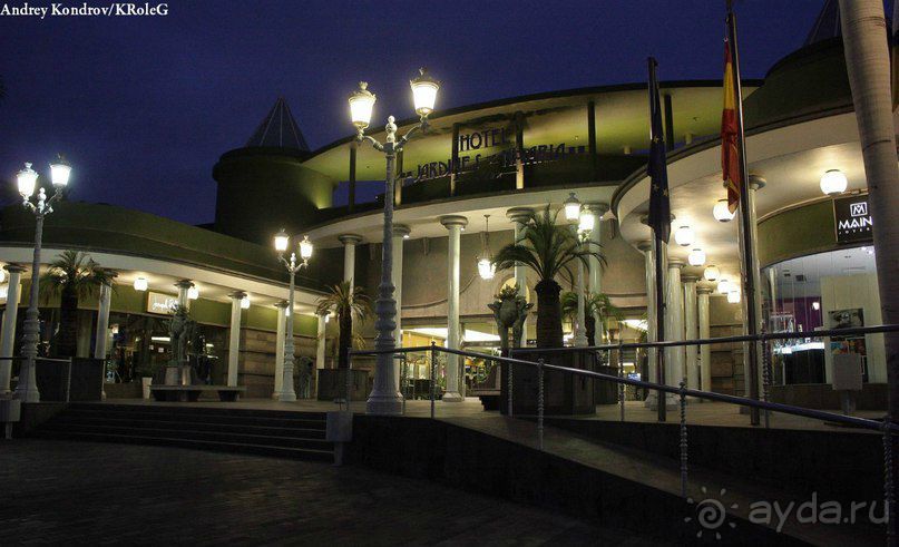 Главный вход отеля