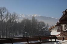 Очень тихо, даже и высоком сезоне. Уютно и чисто.