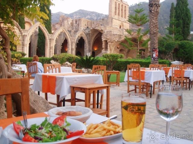 Обед в аббатстве Беллапаис в окрестностях Гирне