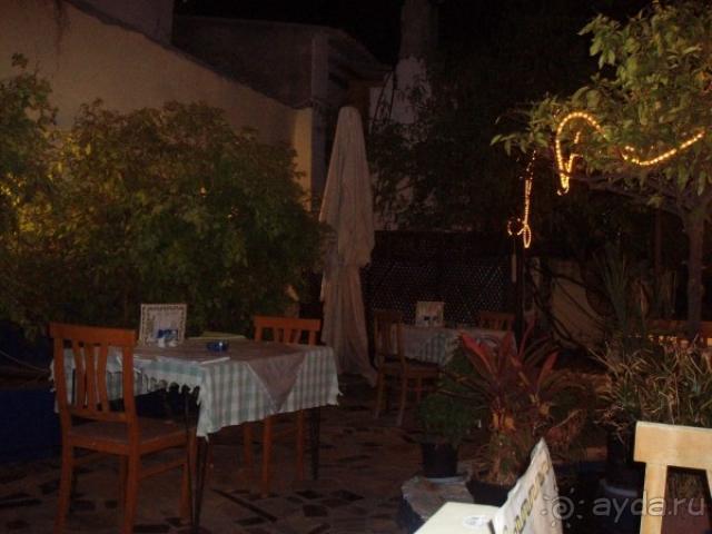 Кафе "Secret garden" по соседству с отелем