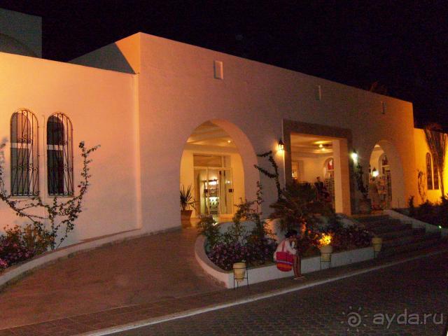 Главный вход. Поздний вечер