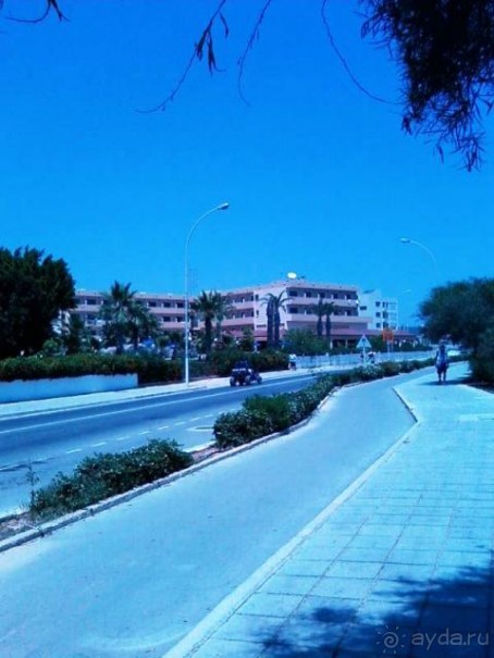 Вид на отель по дороге с пляжа