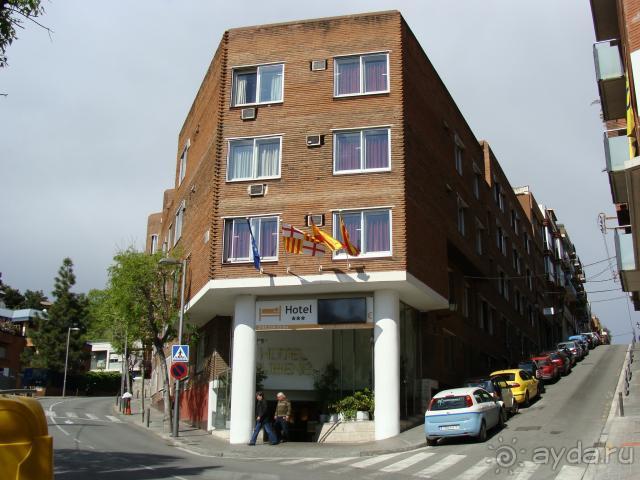 чистенький, скромный отель недалеко от парка гуэль