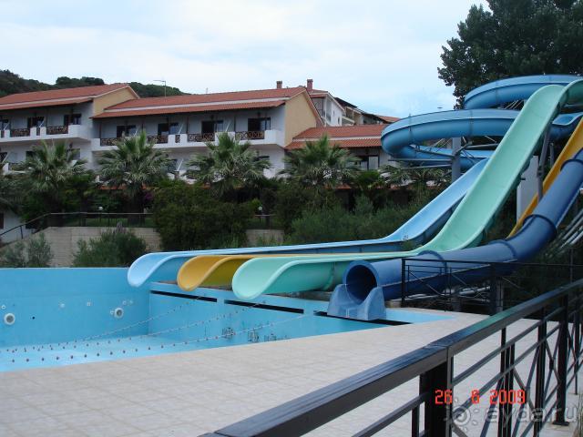 Если вам не жалко денег,то Aristoteles Holiday Resort для вас.