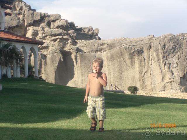 Между пляжами- скалы. Красиво.