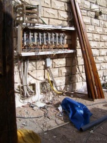 очень скромно