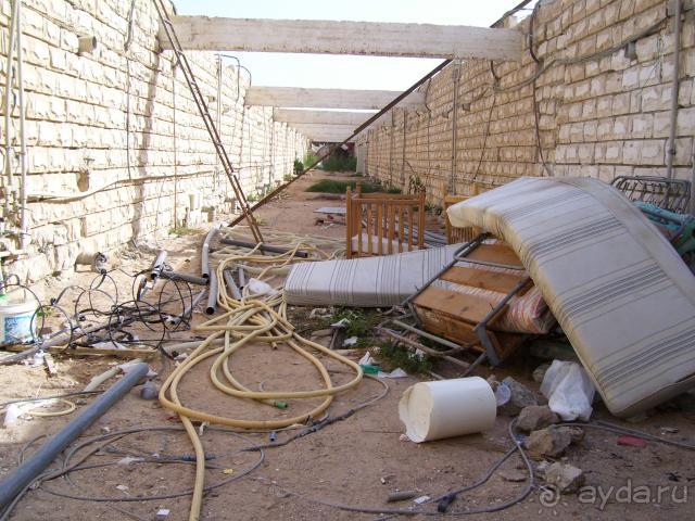 очень скромно