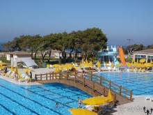 Небольшой новый отель.