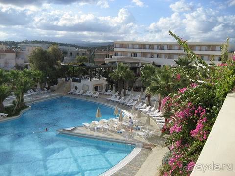 Вид на бассейн с балкона