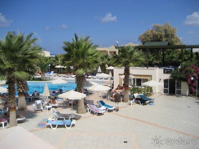 Вид на бассейн со стороны входа