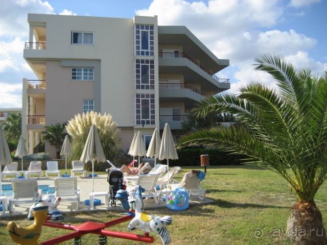 Вид с плажа на отель, детский бассейн и площадку