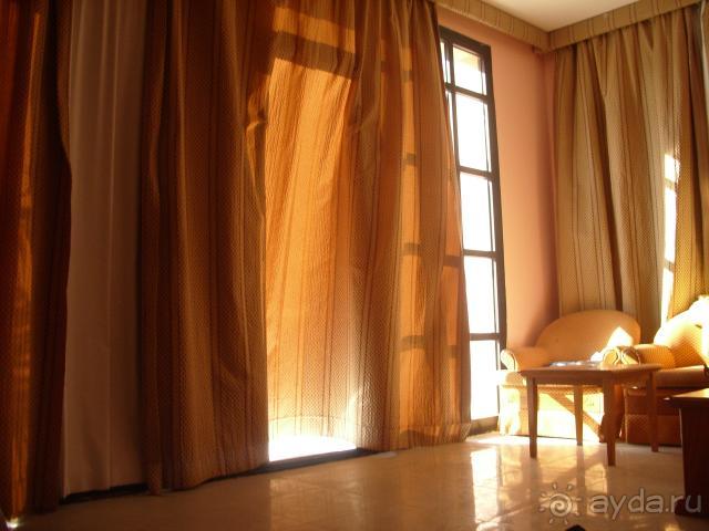 Отель хоть и старый, но корпуса хорошие