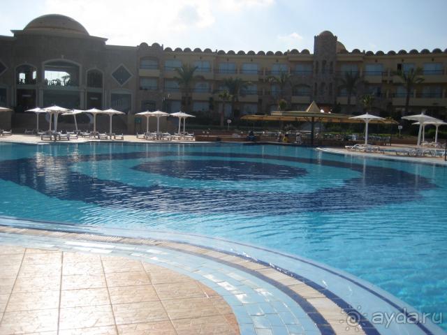 бассейн с баром