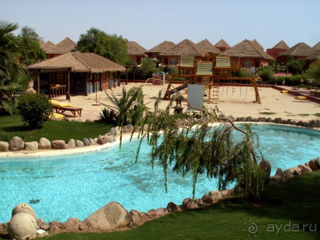 Ленивая река вокруг детского городка