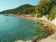 Вид на галечный пляж