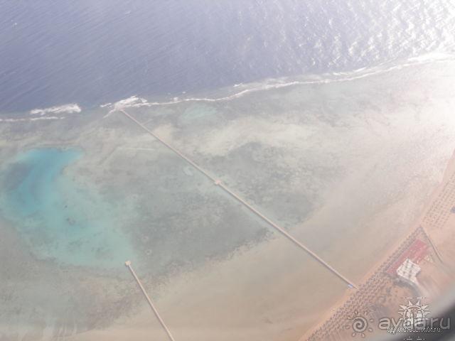 средний отель с очень красивым рифом в море