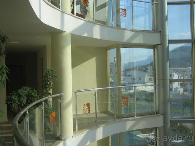 Доброжелательный отель с небольшой территорией.