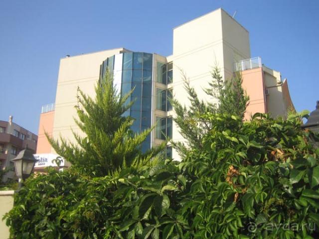 Доброжелательный отель с небольшой территорией.