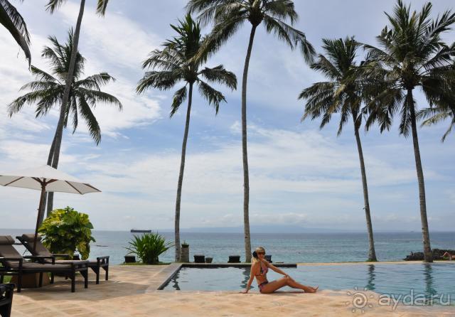 Сижу у бассейна