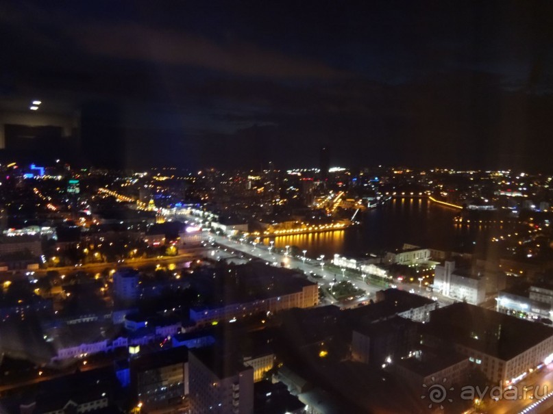 Вид на ночной Екатеринбург с 41-го этажа.