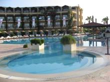 Детский и главный бассейны отеля