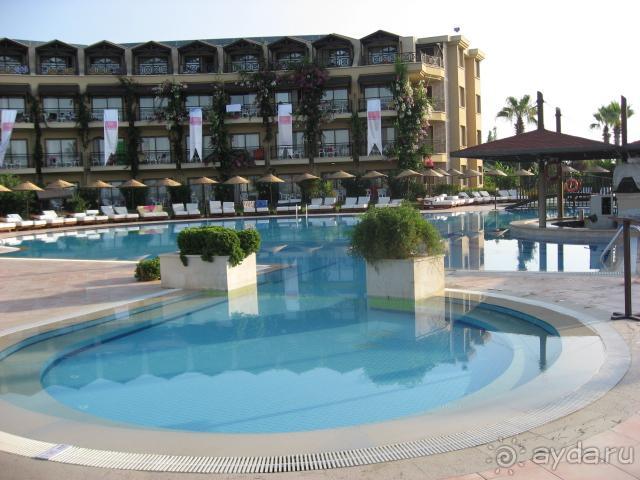 Детский и главный бассейны отеля