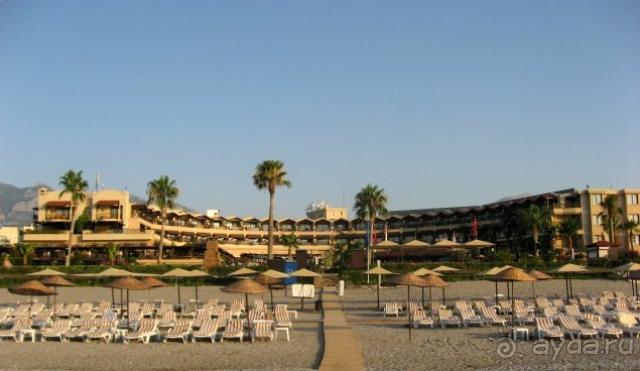 Вид на отель со стороны моря