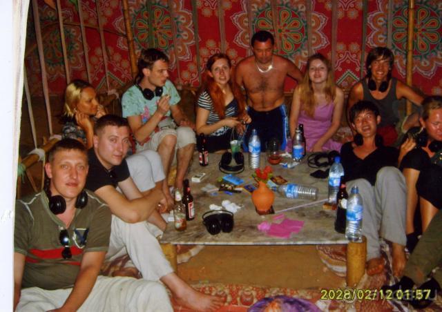 Есть вентиляторы, кондиционер, холодильник, в общем - ок