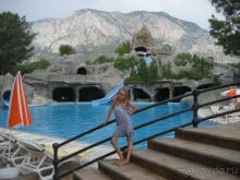 Бассейн, горки.