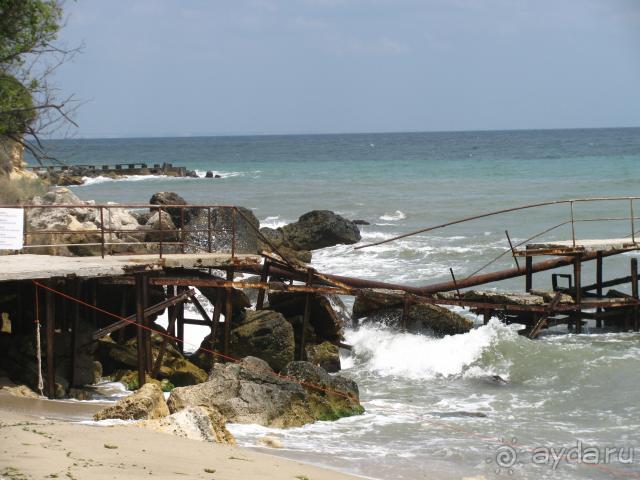 старый причал на пляже отеля Бор
