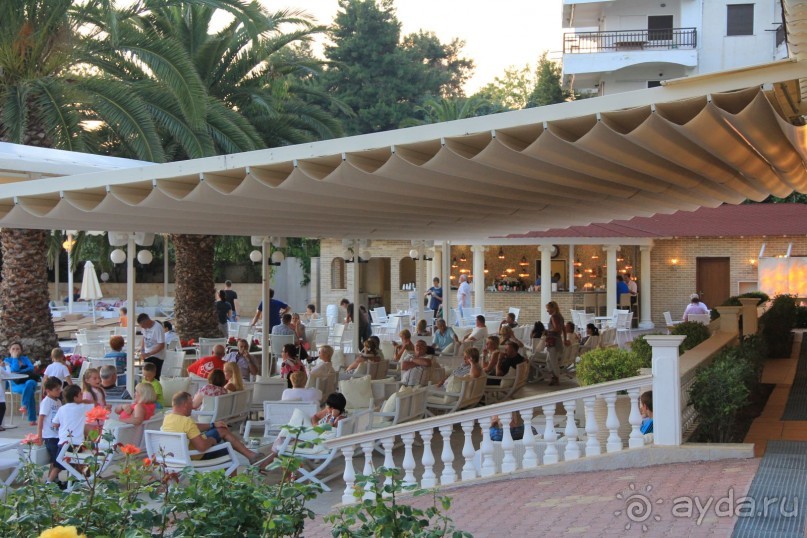 Бар и ресторан у бассейна