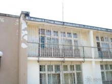  Отелю досталась убогая мебель от пионеров.