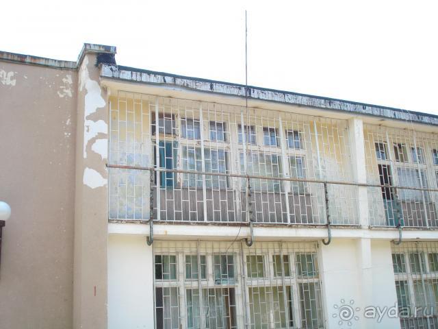  Отелю досталась убогая мебель от пионеров.