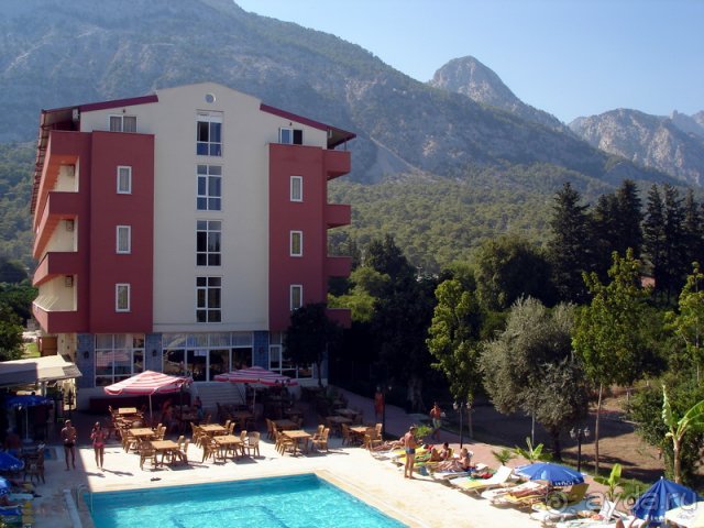 Вид отеля со стороны трассы