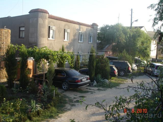 август