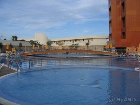 Территория небольшая, но ресторан и холл потрясли.