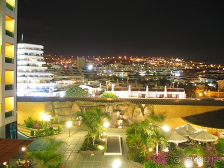 Территория небольшая, но ресторан и холл потрясли.