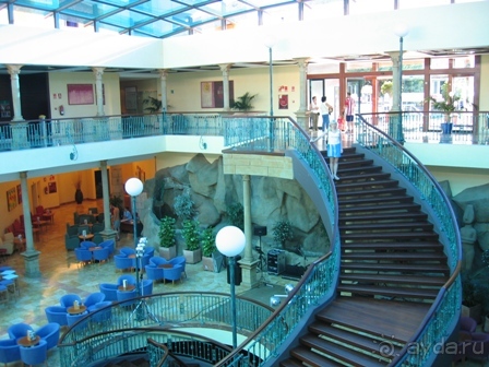 Территория небольшая, но ресторан и холл потрясли.