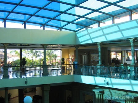 Территория небольшая, но ресторан и холл потрясли.