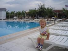 Один пасмурный день из 14! А это бассейн "для пенсионеров"! Там нет музыки, солнца, короче, "для умирающих"!!!