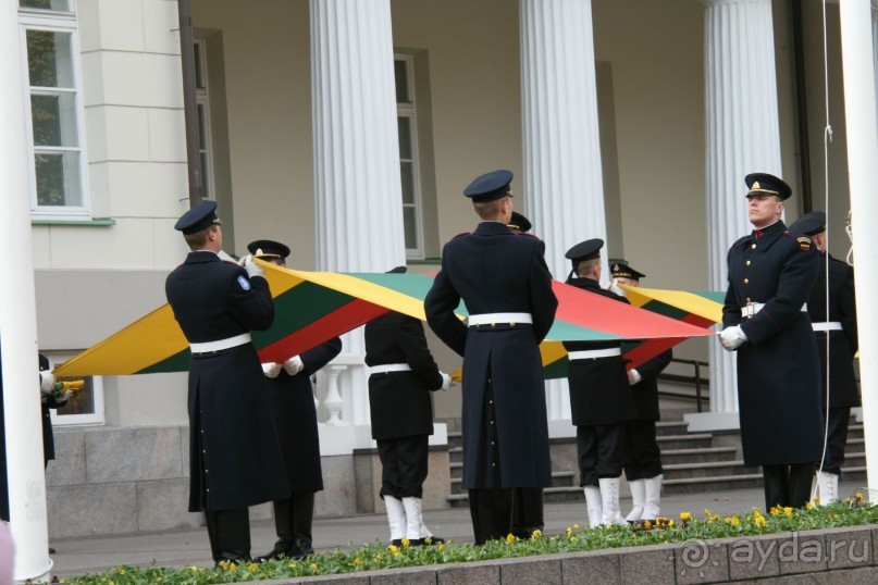 Еженедельная смена государственных флагов на флагштоках президентского дворца.
