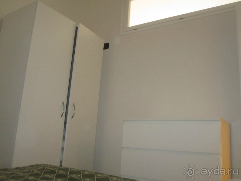 Шкаф и комод в спальне