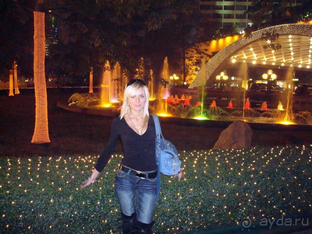 Моя девочка возле гостиницы