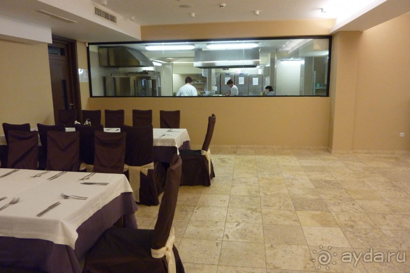 Ресторан с видом на кухню.
