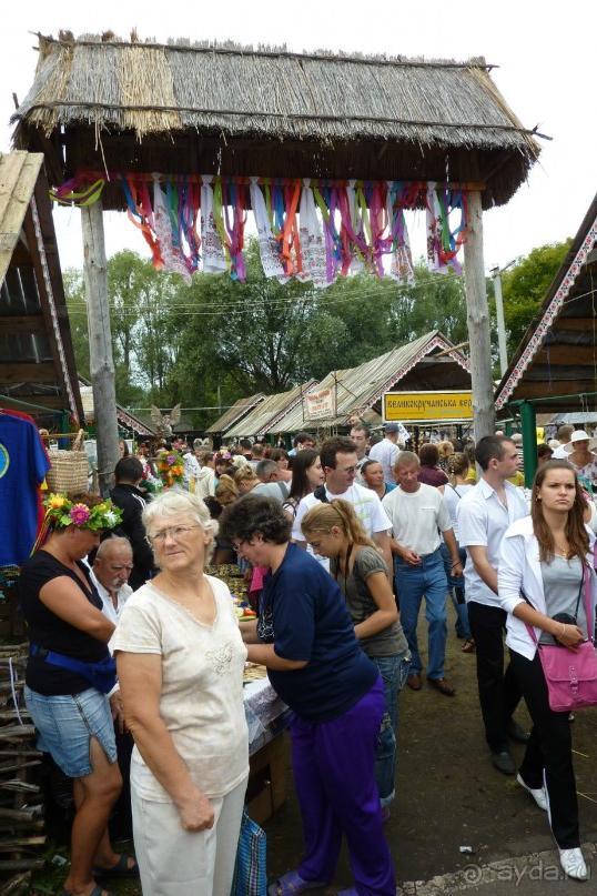 2011 г. Ну и народу! по единственной тропе ярмарки!