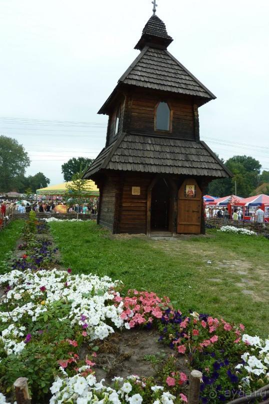 2011 г. В 2003 году эта капличка была светлой (вероятно тогда построили).